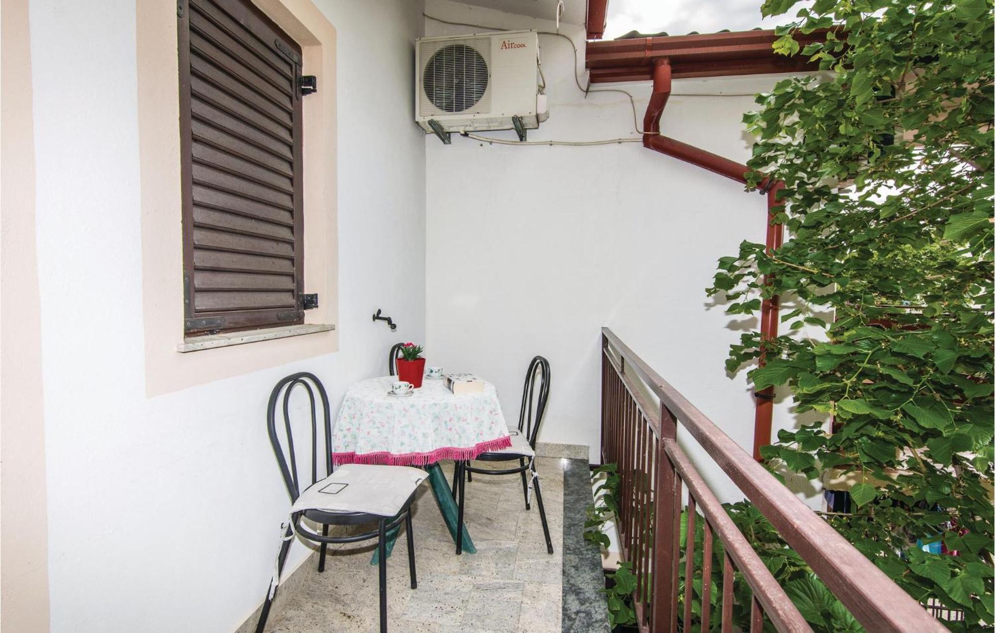 4 Bedroom Awesome Apartment In Starigrad Exterior photo